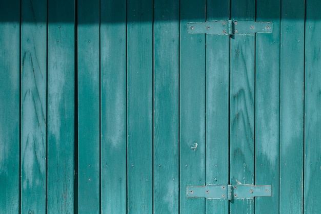 Tableros de madera verde con sombra como fondo