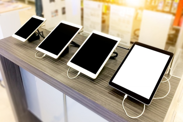 Tablet auf Tabelle im Smartphone-Shop