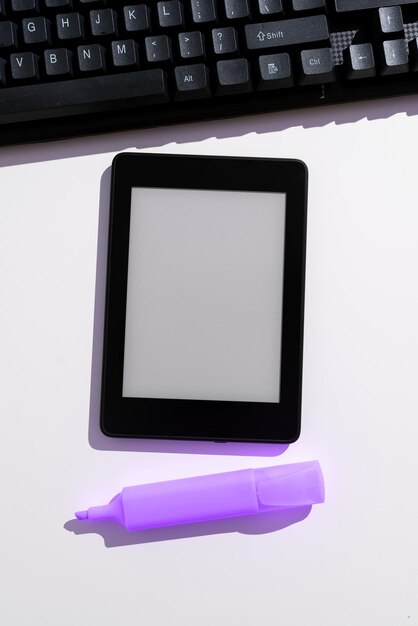Tablet-Bildschirm mit wichtigen Ideen darauf und Notiz auf dem Schreibtisch mit Tastatur und Marker-Handy mit wichtigen Informationen und daran befestigten Notizen