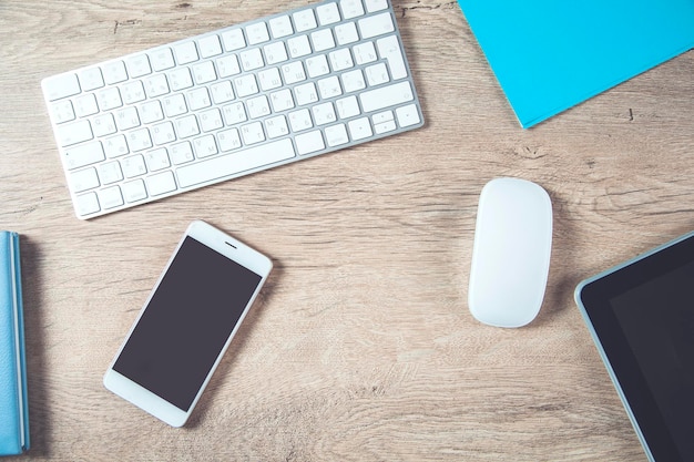 Tablet com telefone e computador na mesa