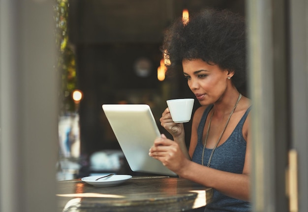 Tablet de cafeteria e mulher lendo insight de pesquisa de dados de projeto ou relatório de pequenas empresas de renda mensal de vendas Café de hospitalidade e gerente feminina bebendo chá no restaurante