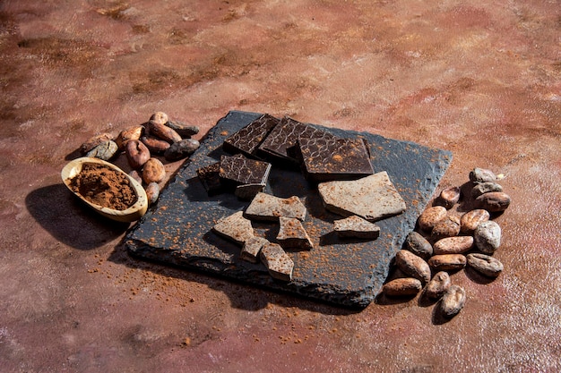 Tablet de chocolate preto picado em uma laje de ardósia