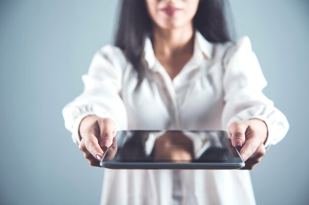 Tablet de mão de mulher