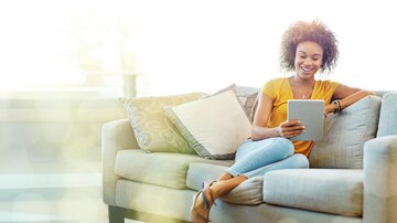 Sorriso relaxado e retrato de menina negra e tablet no chão da