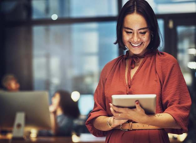 Tablet de negócios e planejamento com mulher no escritório para tecnologia corporativa e comunicação Mídia social feliz e internet com mulher e pesquisa online por e-mail e site de rede