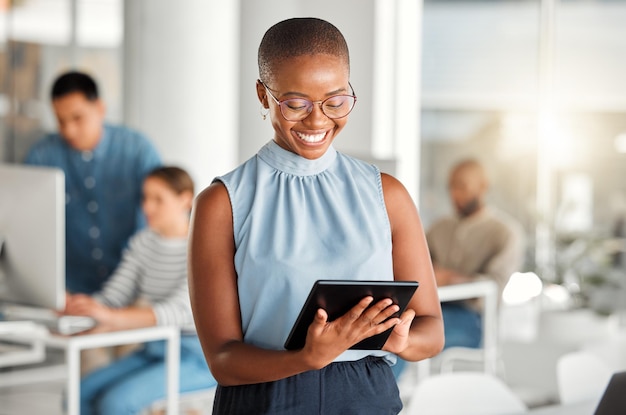 Tablet de negócios feliz e designer de mulher negra ou criativa em escritório de coworking Tecnologia touchscreen e profissional feminina africana em pesquisa de design de aplicativo de e-mail ou site na Internet ou leitura