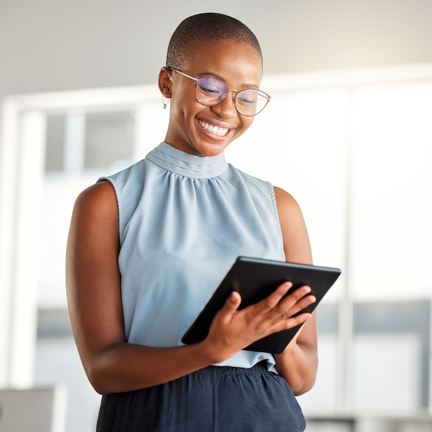 Tablet de negócios sorridente e designer de mulher negra ou criativa no escritório on-line Tecnologia touchscreen e profissional feminina africana em pesquisa de design de aplicativo de e-mail ou site na Internet ou leitura