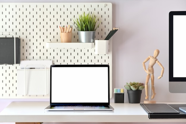 Tablet de tela em branco na mesa de espaço de trabalho moderna mesa minimalista e espaço para texto