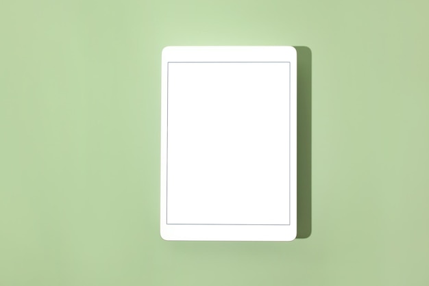 Tablet de tela em branco simulado e sombra no fundo verde pastel copie o espaço mock up template comunicação empresarial objeto isolado decoração de primavera