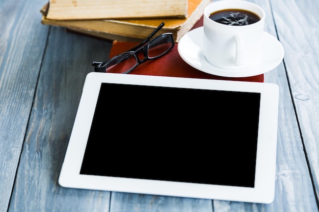 Tablet digital com tela em branco na cafeteria