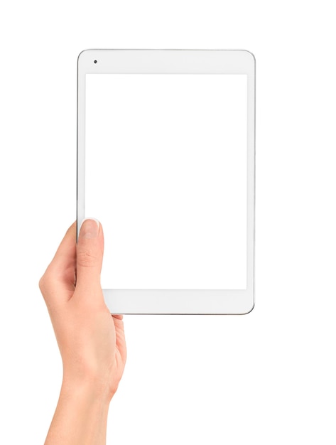 Tablet digital em mão feminina em fundo branco isolado