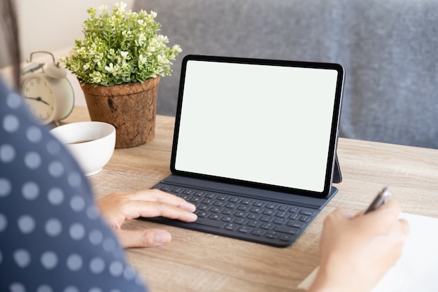 Foto tablet digital vazio nas mãos de mulheres asiáticas