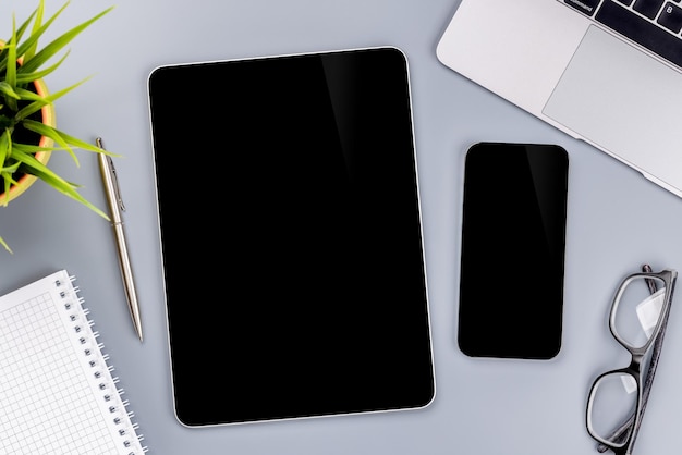 Tablet e smartphone com ecrã em branco