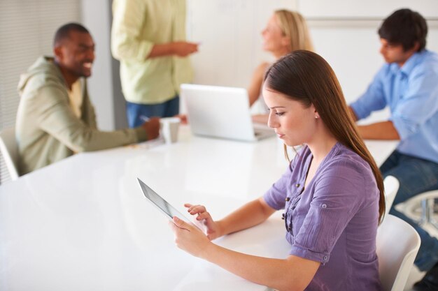 Tablet-Forschung und Geschäftsfrau am Schreibtisch Netzwerk und Internet-App im Startup-Büro Digitale Technologie Kreativdesigner am Tisch und professionelles Lesen E-Mail-Informationen und Coworking