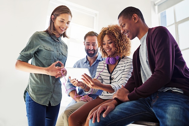 Tablet internet e empresários felizes no escritório streaming de site online e meme de mídia social Inicialização do trabalho de comunicação e trabalhadores em tecnologia digital para rede assistindo vídeos e pesquisas