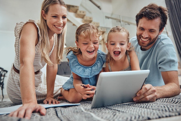 Tablet-Kinder und Bildungsvideo mit Eltern zu Hause, die bei der Pflege von E-Learning-Technologien helfen