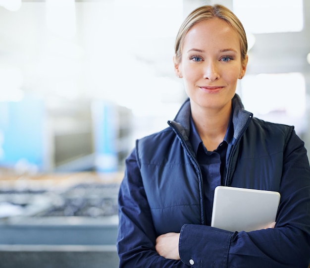 Foto tablet-managerin und porträt einer frau in einer fabrik für herstellung, vernetzung und inventar, vertrieb, industrie und technologie mit mitarbeiterin im lager für inspektion, export und lagerung