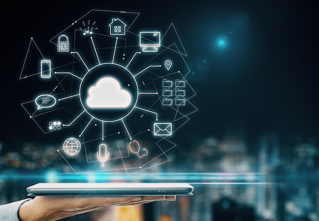 Tablet de mano con interfaz de nube brillante en el fondo de la ciudad de la noche oscura Computación en la nube y concepto de innovación Multiexposición