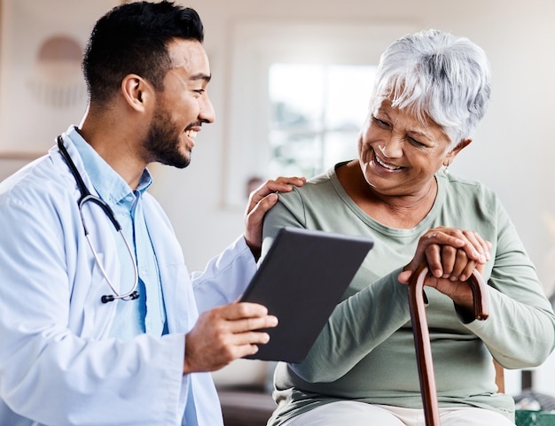 Foto tablet médico feliz e mulher idosa com deficiência e resultados médicos conselhos de saúde ou serviços hospitalares bengala para pacientes idosos e consultoria de profissionais de saúde em tecnologia digital