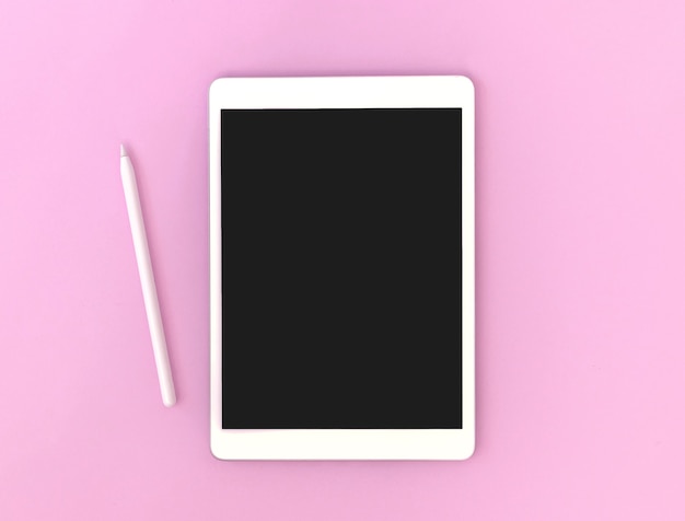 Tablet-Mockup-Bildschirm mit Stylus-Bleistift zum Zeichnen und Künstler, bunter rosa Hintergrund, Kopienraumfoto