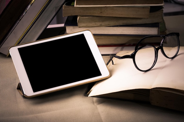 Foto tablet pc digital en blanco en la mesa de lectura para el concepto de aprendizaje en línea
