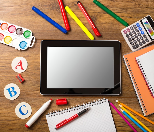 Foto tablet pc e acessórios de estudos diferentes para alunos e alunos