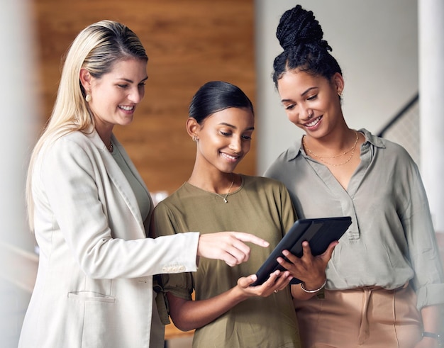 Foto tablet-planung und teamarbeit von geschäftsfrauen, brainstorming und zusammenarbeit für die online-strategie des unternehmens. professionelle menschen auf einer website für digitale technologie oder einer software-app mit ideen oder app-start