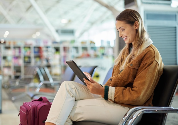 Tablet-Reisen und Frauen entspannen sich in den sozialen Medien der Flughafenlobby oder beim Surfen im Internet