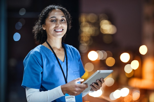 Tablet-Stadt und Porträt einer Ärztin, die nachts auf dem Dach des Krankenhausgebäudes forscht Medizinische Beleuchtung und weibliche Mitarbeiter im Gesundheitswesen, die spät am mobilen Gerät auf dem Balkon der Klinik arbeiten