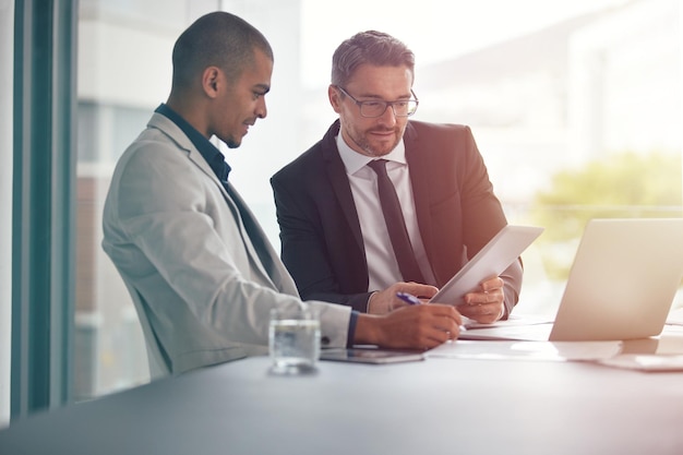 Tablet-Teamarbeit und Geschäftsleute planen im Konferenzraum Besprechungsmanagement und Diskussion von Unternehmensdaten. Professionelle Mitarbeiter, Partner oder Manager sprechen und analysieren digitale Technologie