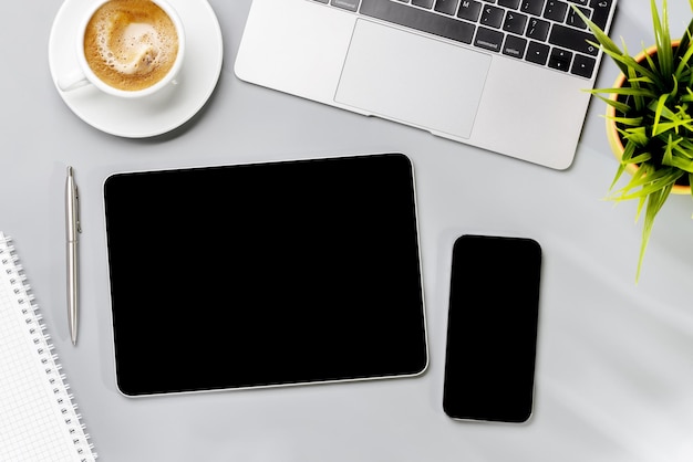 Tablet y teléfono inteligente con pantalla en blanco