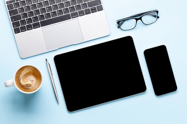 Tablet y teléfono inteligente con pantalla en blanco