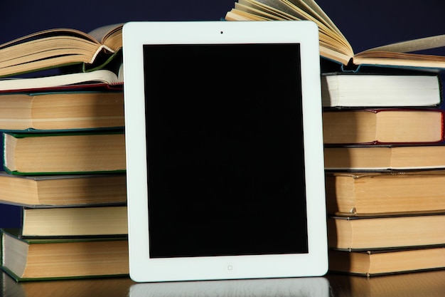 Tablet und Bücher auf hellem Hintergrund