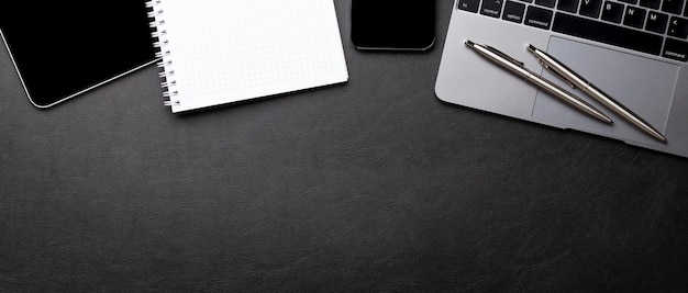 Tablet und Smartphone mit leerem Bildschirm