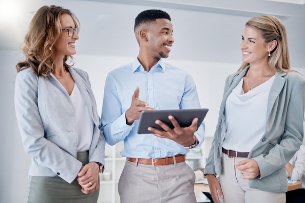 Tablet-Zusammenarbeit und -Planung mit einem Geschäftsteam, das im Büro über Wachstum oder Entwicklung spricht. Erforschen Sie Vielfalt oder Teamarbeit mit einer Gruppe von Mitarbeitern, die das Internet bei der Arbeit nutzen