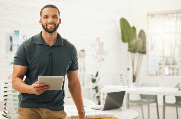 Foto tableta de arquitectura y retrato de hombre en oficina para ingeniería de internet y edificios construcción digital y creativa con diseñador masculino para sitio web de gestión de proyectos y tecnología