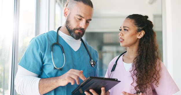 Foto tableta de atención médica y cirujano y enfermera del equipo médico que hablan sobre la discusión y la comunicación sobre la cirugía el personal del hospital de hombres y mujeres se reúne usando tecnología para planificar la innovación y la medicina