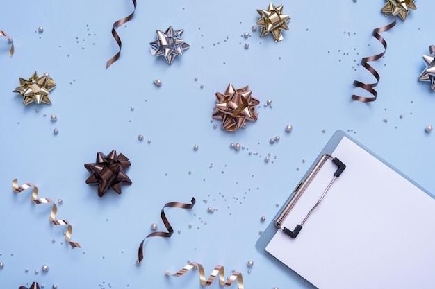 Tableta en blanco sobre fondo festivo brillante con lazos y abalorios vista superior Plantilla de Navidad