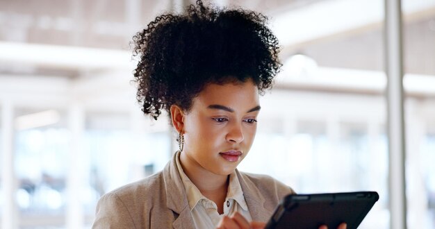 Tableta y cara de mujer de negocios con enfoque y tecnología de liderazgo y comunicación corporativa Redes de correo electrónico y marketing digital con seo ejecutivo de mujer negra escribiendo con investigación en línea