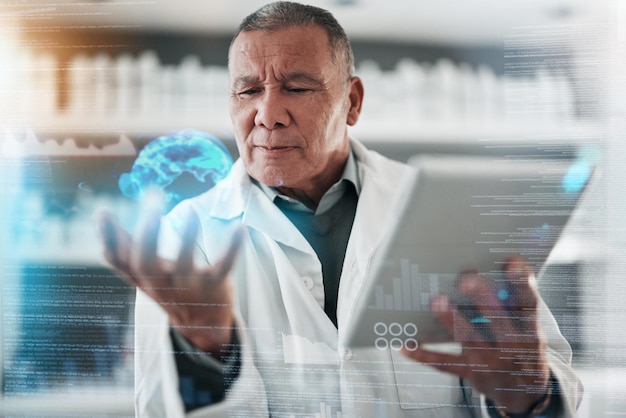Tableta científica y holograma terrestre con un hombre en el laboratorio para investigación o innovación en doble exposición Futuro médico y tablero global con un científico que usa tecnología ai o 3d en un laboratorio