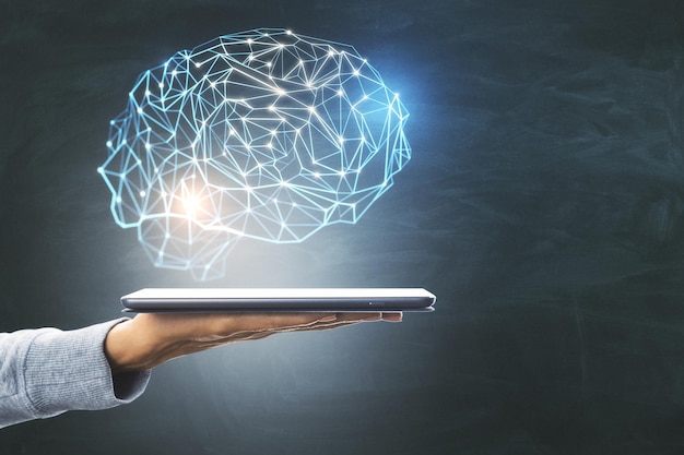 Tableta digital con un cerebro poligonal brillante y creativo