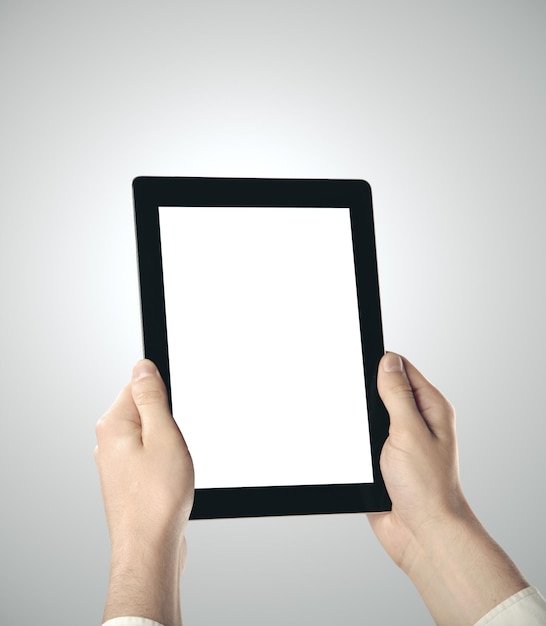 Tableta digital en la mano