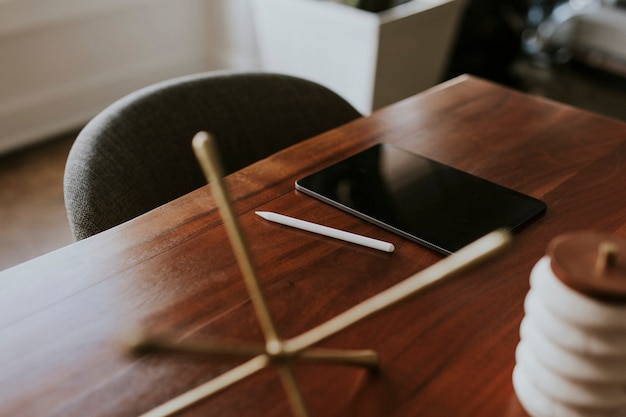 Tableta digital en una mesa de madera