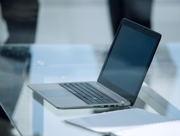 Tableta digital portátil y portátil en el concepto de Deskbusiness de oficina transparente