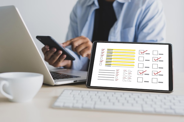 Tableta digital que muestra varios iconos contra la persona que trabaja en la oficina