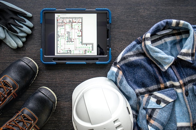 Tableta digital con vista superior de diseño y ropa de trabajador