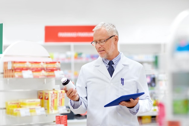 con una tableta en la farmacia