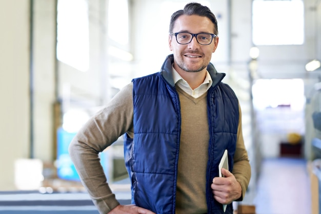 Foto tableta feliz y retrato de hombre en fábrica para fabricar redes e inventario distribución industrial y tecnología con empleado masculino en almacén para inspección, exportación y almacenamiento