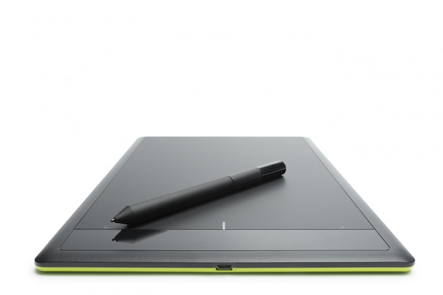 Tableta gráfica con lápiz para ilustradores y diseñadores, aislado sobre fondo blanco.