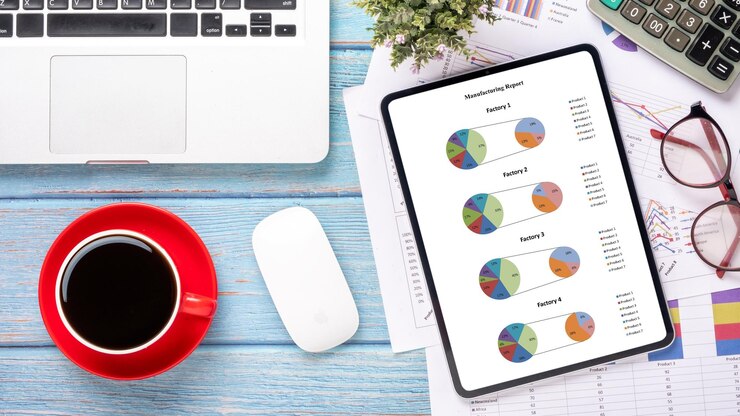 Foto tableta con gráficos e informes calculadora bolígrafo cuaderno y café en el escritorio de la oficina lugar de trabajo vista superior plana con espacio de copia x9